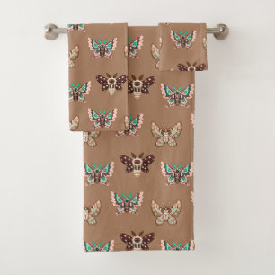 Cute Kawaii Chibi Moths sobre el café Tan