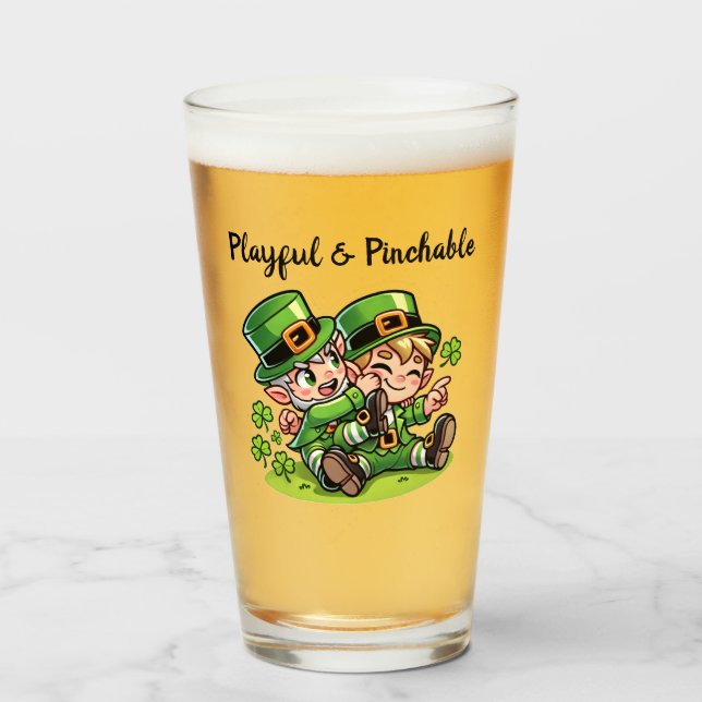 Cute Leprechaun pellizcando otro Leprechaun (Anverso (lleno))