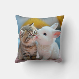 Cuto gato y cojín de almohada de conejo