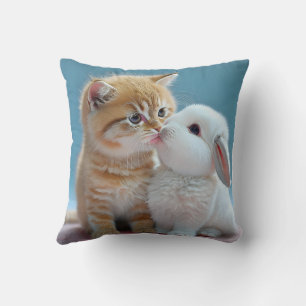 Cuto gato y cojín de almohada de conejo