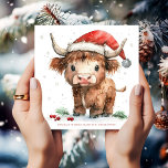 Cuto Highland Cow Nombre Feliz Navidad<br><div class="desc">Cute Highland Cow Nombre Feliz Navidad. Disponible digitalmente e impreso. Trato festivo para tus deseos de vacaciones con esta dulce vaca de las tierras altas en su sombrero de Papá Noel y personalizar tu saludo debajo. Feliz Navidad está en la parte trasera de un elegante guión en rojo y el...</div>