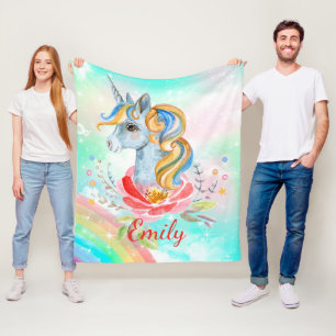 Cuto unicornio arcoiris personalizado en una manta