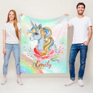 Cuto unicornio arcoiris personalizado en una manta