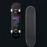Cyber skateboard con subtítulos y nombre<br><div class="desc">Haz que este skateboard sea tu propio agregando tu texto. Para acceder a las herramientas de edición avanzadas, vaya a "Personalizar esta plantilla" y haga clic en "Detalles", desplácese hacia abajo y presione el enlace "clic para más personalizares". Ideal para cualquier ocasión, como cumpleaños o graduación, para patinadores al aire...</div>