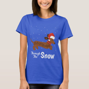 Dachshund a través de la camisa de la nieve