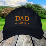 DAD 20XX gorra de béisbol bordada oro / azul<br><div class="desc">Gorras con bordado: gorra de béisbol de moda clásica dorada / negra con el texto "DAD" y el personalizado 20XX para papás recién hechos,  el día del padre,  cumpleaños del abuelo / gorras familiares</div>