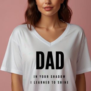 DAD, en tu sombra Camiseta con cuello en V de mu