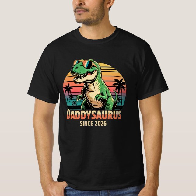 Daddysaurus Desde 2026 – Camiseta Divertida de Din (Anverso)