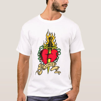 Daga a través de la camiseta del corazón
