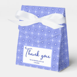 Dahlia florece con una caja de favores partidarios