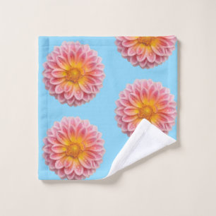 Dahlia rosa y gotas de excremento