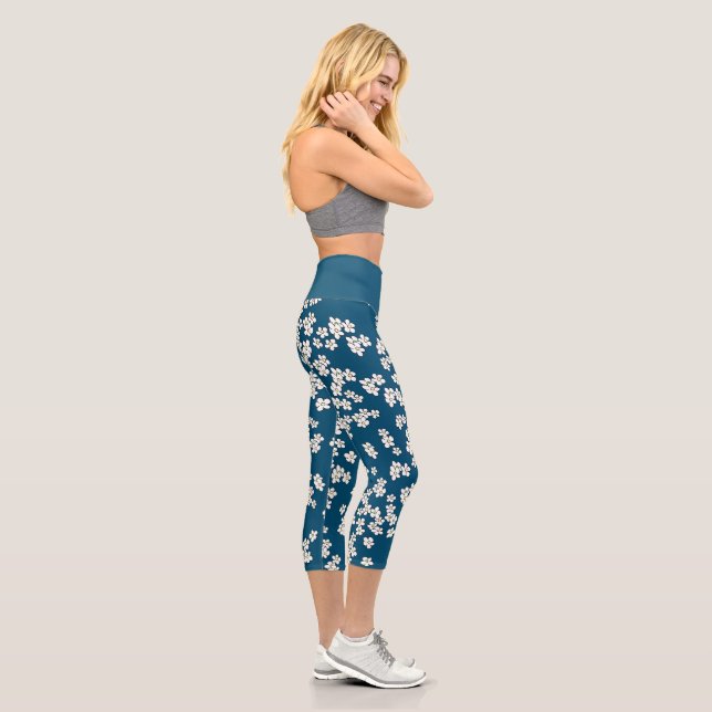 Daisies blanco feliz patrón floral Capri Leggings (Derecha)