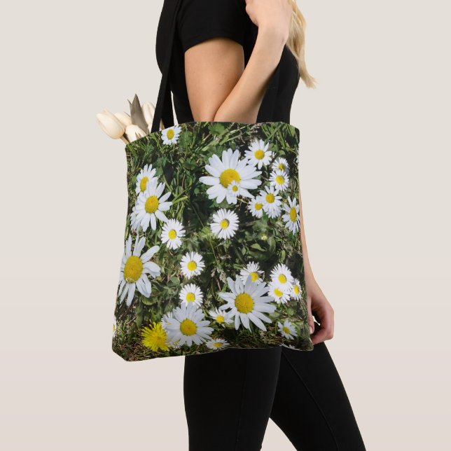 Daisies blancos en hierba por toda la bolsa de té  (Detalle)