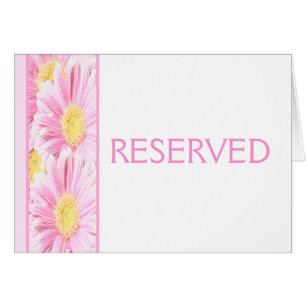 Daisies de Gerbera rosada en tarjeta reservada bla
