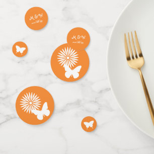 Daisies y mariposas en Naranja Table Confetti