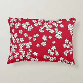 Daisitas blancas sobre un cojín decorativo rojo y 
