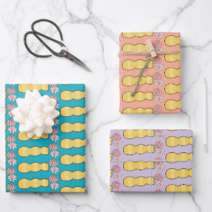 Daisitas rosas en hojas planas de papel envuelto e