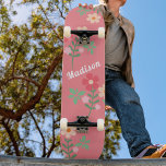 Daisy Daisy Bouquet Retro Patrón Skateboard<br><div class="desc">Daisy Daisy Bouquet Retro Skateboard. Diseño alegre,  colores dulces rosados y femeninos por Dreaming Cocoon. Personaliza esta cubierta de patinaje como un regalo maravilloso para un chica que ama las flores y el patinaje.</div>