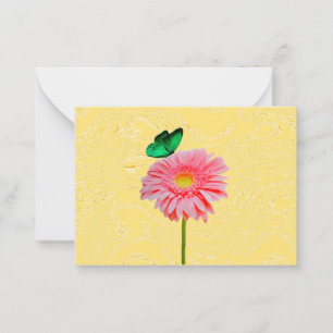Daisy Rosa Con Tarjetas De Nota De Mariposa Verde