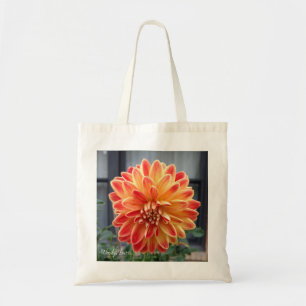 Dalia anaranjada y amarilla en una bolsa de asas