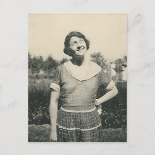 dama con una postal de aspecto divertido