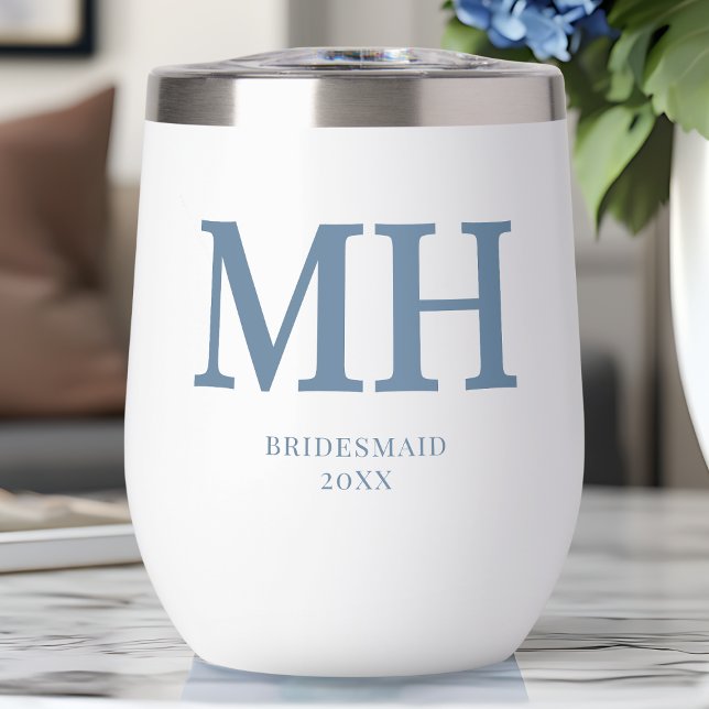 Dama de honor con monograma moderno azul polvorien (Dusty Blue Modern Monogram Bachelorette Bridesmaid Thermal Wine Tumbler)