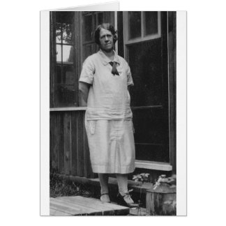 Dama de los años 20 en el exterior del edificio