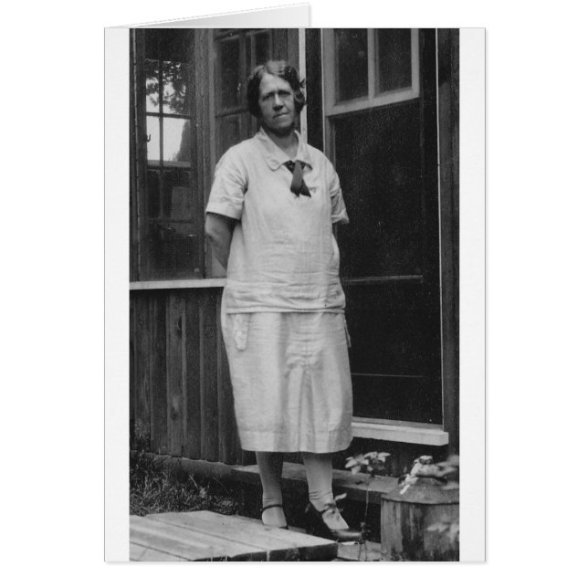 Dama de los años 20 en el exterior del edificio (Frente)