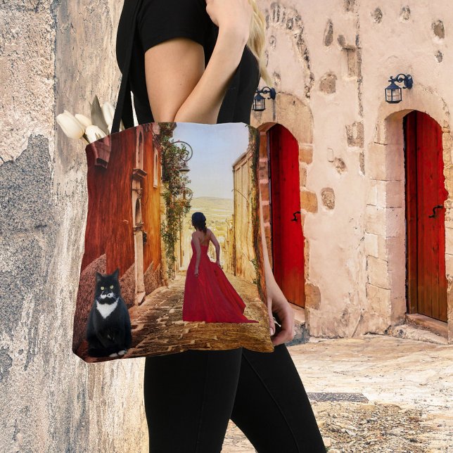 Dama italiana en la bolsa de tote de un gato Bella (Tote bag featuring a painting of a lady in red in a romantic Italian village with a tuxedo cat)