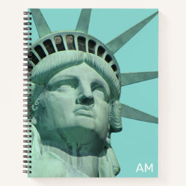 Dama Libertad y monograma en cuaderno verde turque