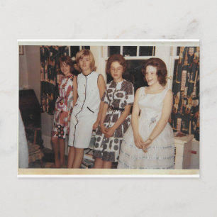 damas esperando postal