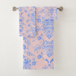 Damasco azul en conjunto de toallas de baño rosada