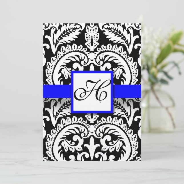 Damasco negro con invitaciones a la boda azul real (Anverso de pie)