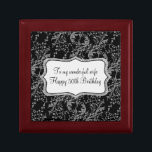 Damask esposa 50 caja de regalo de cumpleaños azul<br><div class="desc">Caja de regalo de damasco de moda de bonito estilo keepsake. Perfecto para mostrar un regalo especial para su esposa en un cumpleaños especial u otra ocasión especial. La caja de regalo dice: "A mi maravillosa esposa feliz cumpleaños número 50", o puede ser personalizada con sus propias palabras y año...</div>