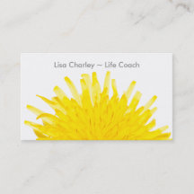 Dandelion amarillo en tarjeta de visita blanca