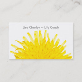 Dandelion amarillo en tarjeta de visita blanca