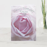 Darling Wife, tarjeta de cumpleaños con rosa rosa<br><div class="desc">Una delicada rosa pálida se levanta de cerca. Una magnífica tarjeta de cumpleaños que puedes personalizar para transmitir tus propios sentimientos.</div>