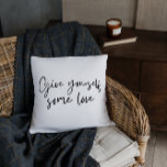 Darte algo de Cojín decorativo de amor<br><div class="desc">Esta almohada es una excelente manera de recordarte a ti mismo el cuidado personal y también haría un gran regalo para alguien que pasa por tiempos difíciles.</div>