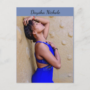 Daysha Nichole, con vestido azul, postal