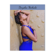 Daysha Nichole, con vestido azul, postal
