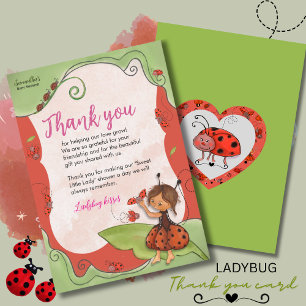 De Agradecimiento La dulce pequeña mariquita y tarjeta del corazón