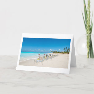 De Agradecimiento Saltos en una playa con tarjeta blanca plegada por