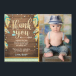 De Agradecimiento Salvaje Un cumpleaños Gracias tarjeta Niño verde a<br><div class="desc">(H) ¡Una manera perfecta de agradecer a sus invitados! El tema de Wild One,  con plumas,  tribales,  boho en colores azul,  verde y naranja. Perfecto para una fiesta de primer cumpleaños para un niño. En un fondo de madera para un ambiente rústico.</div>