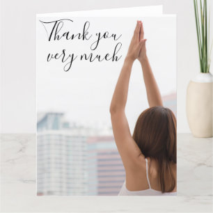 De Agradecimiento Yoga Gracias tarjeta con mujer posando