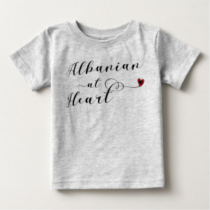 De Bebé Albanés en la camiseta del corazón, Albania