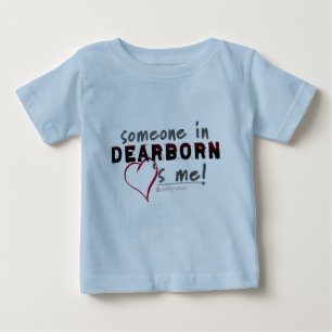 De Bebé ¡Alguien en Dearborn me ama! Camiseta infantil