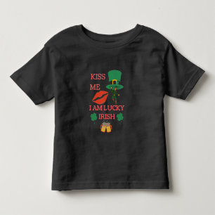De Bebé Bésame soy afortunado irlandés hoy camiseta