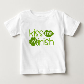 De Bebé Béseme que soy camiseta irlandesa del niño