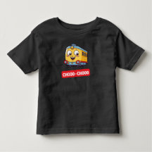 Camiseta del niño en el tren