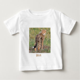 De Bebé Cheetah Cub Mirándote. Camiseta para bebés